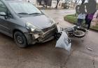Accidente entre motocicleta y automóvil en Barrio Roca: una persona hospitalizada