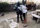 Arroyito: escuchó ingresar a la FPA y arrojó la cocaína a la casa del vecino 