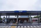 Desde mayo YPF bajará un 4% el precio de sus combustibles 
