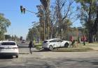 Siniestro vial en Avenida Cervantes: un auto volcó tras chocar con un colectivo
