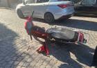 Motociclista sufrió graves lesiones tras chocar contra dos autos en barrio Catedral 