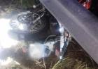 AU 19 en La Francia: conductor perdió el control de su moto, se fue a la banquina y él y su acompañante sufrieron fracturas 