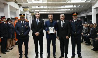En el marco de su aniversario, Bernarte aportó fondos a Bomberos
