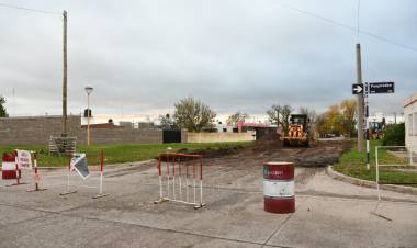 Comenzaron a pavimentar calles Deán Funes y J. J. Paso en los cruces del FFCC Mitre