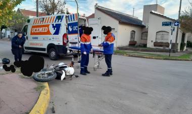 Una persona con fractura de pierna y muñeca tras accidente vial 