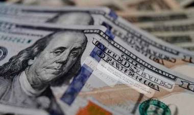Dólar blue récord y el riesgo país superó los 1400 puntos