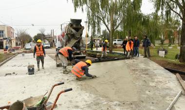 Etapa final de pavimentación de  los últimos cruces de vías del ex FFCC Mitre