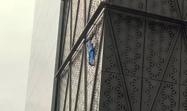 Spider-man polaco generó tensión en Puerto Madero al escalar edificio sin medidas de seguridad