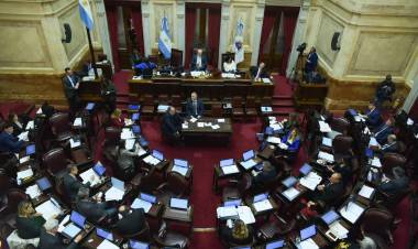 Tras el empate en la votación finalmente se aprobó la Ley Bases