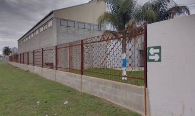 Frontera: continua el recambio del cerco perimetral en el Polideportivo Municipal