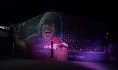 Gran mural en homenaje a La Mona Jiménez en Bomberos