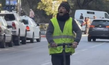 Le presta su monopatín eléctrico a un “naranjita” y se hace viral 
