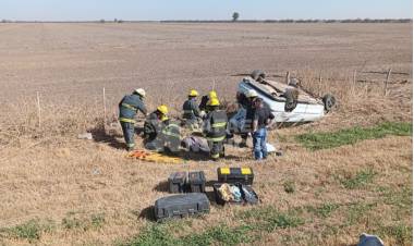 Dos personas fueron hospitalizadas tras un vuelco en la Ruta Nº19