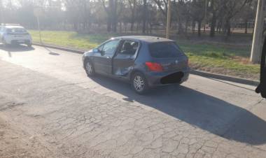 Fuerte choque entre auto y moto arrojó daños materiales 