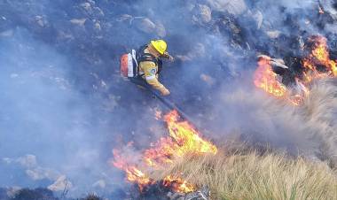 Continúa el combate del fuego en distintos sectores de la provincia