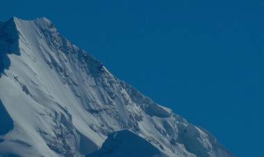 Bariloche: hallan con vida al cordobés desaparecido tras una avalancha, que logró sacar el brazo de la nieve y llamar al 911