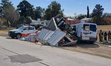 Dos fallecidos en accidente de tránsito entre camión y Traffic en Morteros