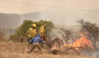Tercer día de incendios en Punilla: bomberos, helicópteros y aviones contra el fuego