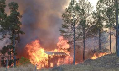Incendios en Córdoba: la Provincia entregó fondos para reconstruir viviendas