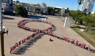 Más de 200 mujeres se unieron a la Caminara Rosa contra el cáncer de mama