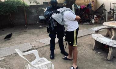 Arroyito: escuchó ingresar a la FPA y arrojó la cocaína a la casa del vecino 