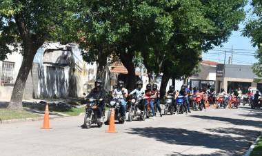 Frontera capacitó sobre conducción segura de motos 