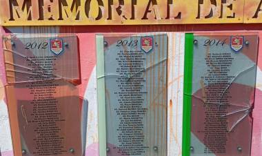 Otra vez vandalizaron monumento a "Arquitectos Sociales" y exigen respuestas al municipio 