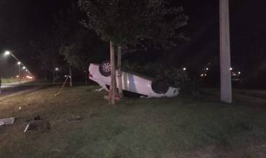 Espectacular accidente arrojó afortunadamente solo daños materiales 