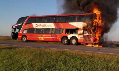 Un colectivo de Pretti Viajes se quemó totalmente en cercanías La Tordilla