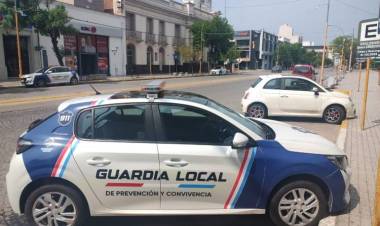 Pareja eludió control de tránsito, chocó a móvil de Guardia Local  y agredió a inspectora municipal 
