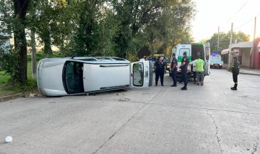 Volcó una camioneta esta mañana en barrio La Milka  