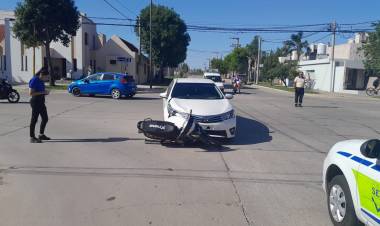 Dos jóvenes lesionados en accidente de tránsito en barrio Independencia 
