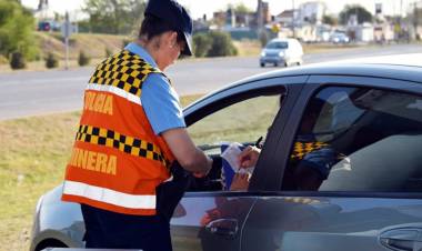 Qué necesito llevar para evitar multas de la Policía Caminera este verano 2025 