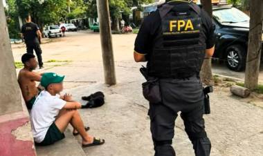 Arroyito: FPA detuvo a un hombre que intentó fugarse arrojando la cocaína 