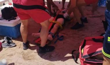Miramar de Ansenuza: rescatan a otro joven que se golpeó tras arrojarse al agua 