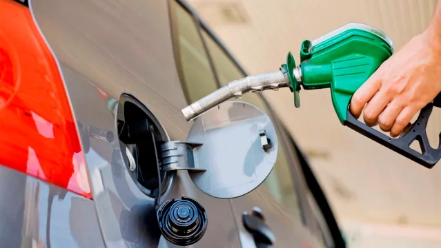 El Gobierno oficializó la medida que permite el autoservicio de combustibles