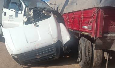 Choque entre dos camiones en zona rural de Freyre