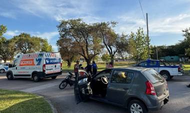 Accidente de tránsito entre auto y bicicleta en barrio Hospital 