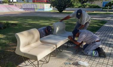 El municipio reemplaza bancos deteriorados en un sector del Centro Cívico