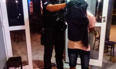 Dos detenidos por venta de cocaína y marihuana en un kiosco y un bar de Porteña