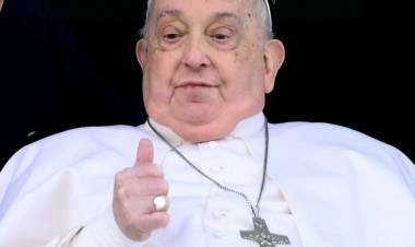 El papa Francisco recibió el alta y reapareció en público después de estar más de un mes internado
