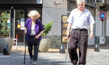 Jubilaciones: confirman aumento del 2,4% en los haberes de abril y el bono de $70.000