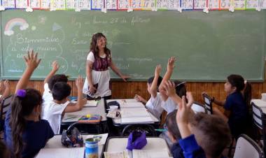 El Gobierno oficializa el aumento del salario mínimo docente a 500 mil pesos