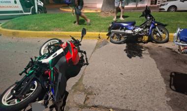 Mujer fracturada en su pie tras accidente entre motos