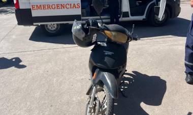 Mujer lesionada en accidente entre dos motos 