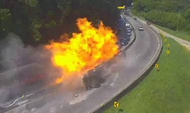Explosión en Brasil: camión cisterna con etanol se incendia y deja más de 20 vehículos calcinados