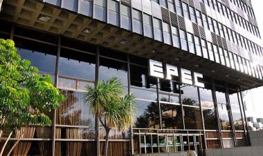Llaryora firmó el decreto que convierte a EPEC en sociedad anónima