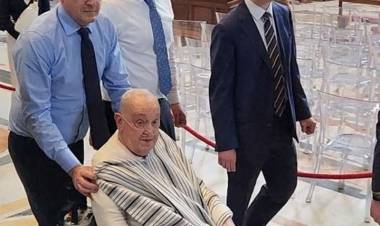 El Papa Francisco reapareció en la Basílica de San Pedro vestido de civil y asistido médicamente