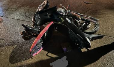 Dos personas fracturadas tras accidente de motos en barrio Hospital