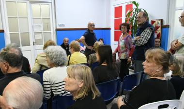 Noche de las vacunas: 800 personas se vacunaron en esta nueva edición del programa municipal 